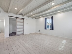Building Photo - 1220 N Catalina Ave