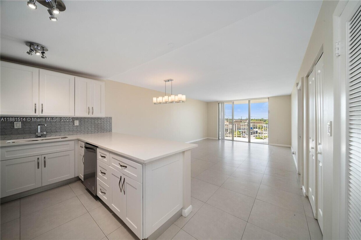 Foto principal - 16710 NE 9th Ave