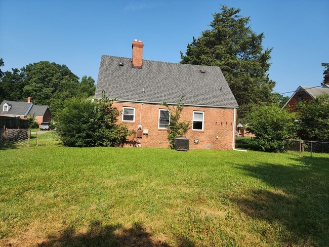 Building Photo - Lovely Brick Home in Established Neighborh...
