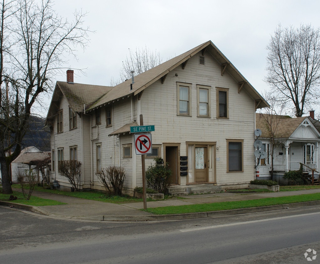 Primary Photo - 968 SE Pine St