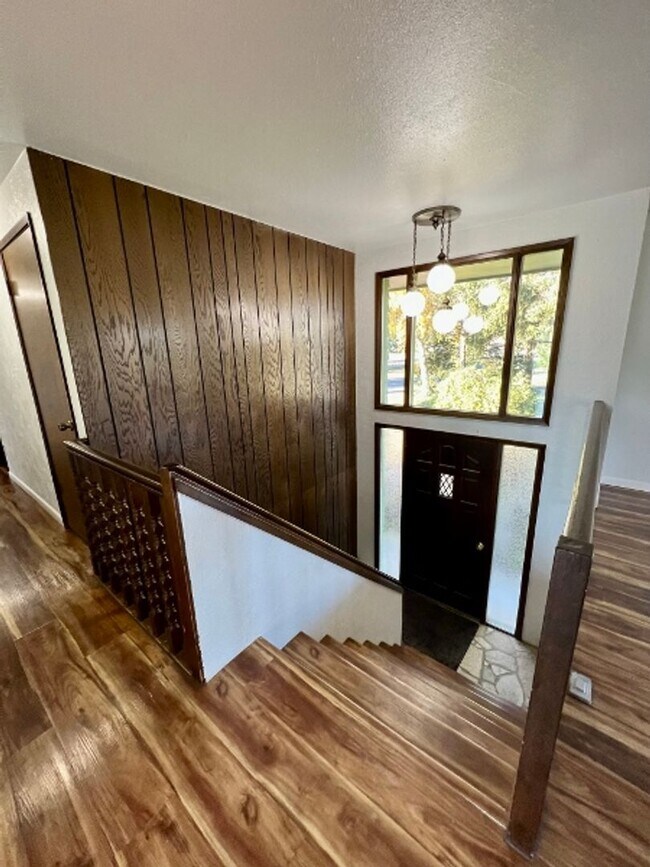 Building Photo - Upper Level Duplex