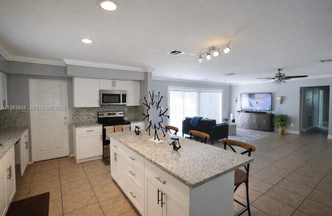 Foto del edificio - 19835 NE 11th Ct