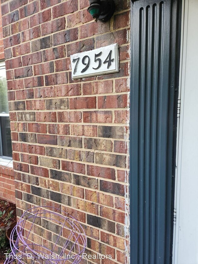Building Photo - 2 br, 1.5 bath House - 7954 Lakecrest Dr.