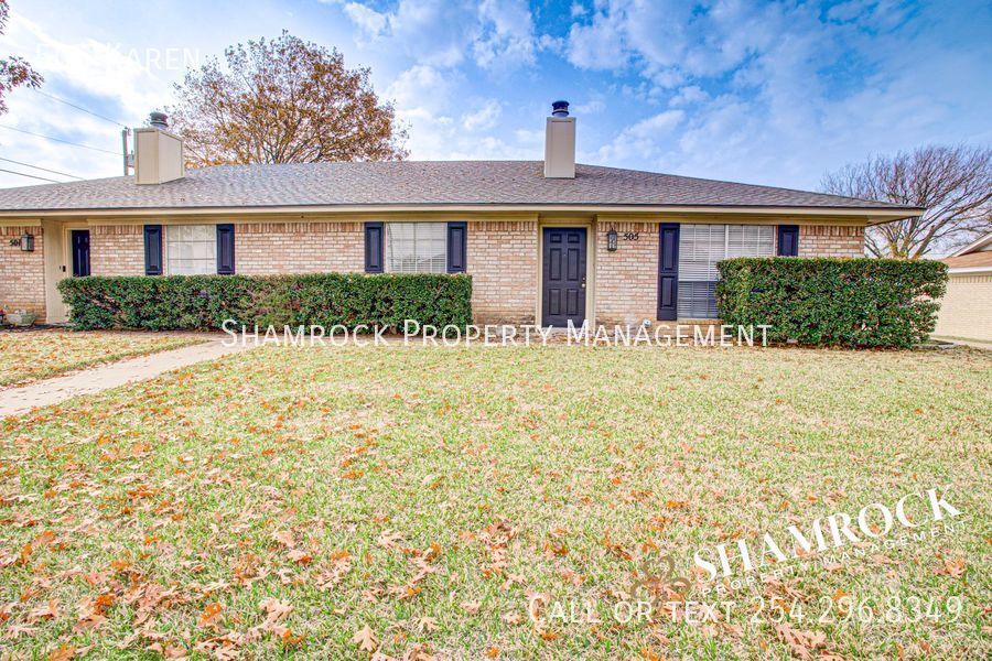 Foto principal - Duplex in Midway ISD!