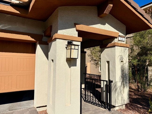 Building Photo - 3 BED 2.5 BATH 2 CAR GARAGE TOWNHOUSE w/ P...
