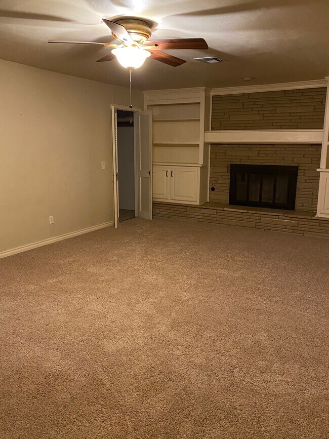 Building Photo - 8509 S Shartel Ave