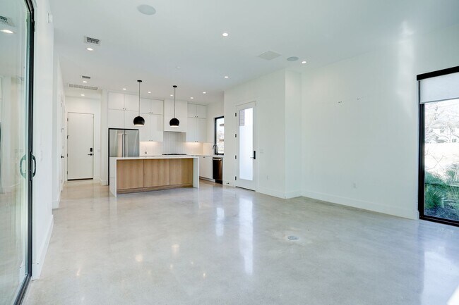 Foto del edificio - Spacious 3-Bedroom, 2.5-Bath Contemporary ...