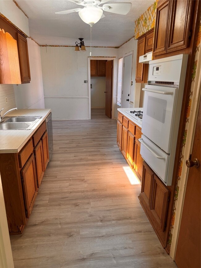 Building Photo - 3400 Coachman Dr