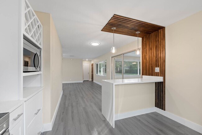 Foto del edificio - Mid-Century  3 bed/ 2 bath rental home with a huge bonus room