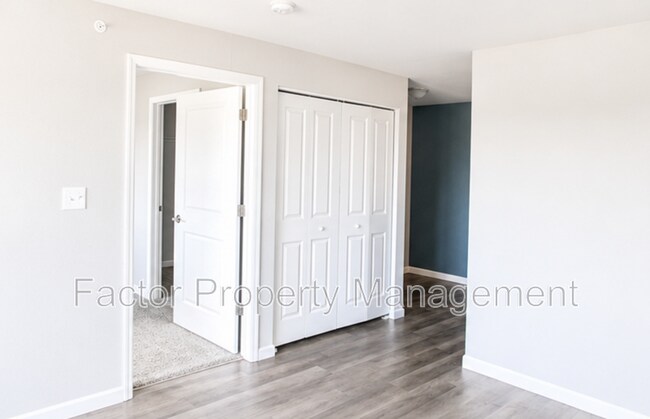Building Photo - 561 S Elk St
