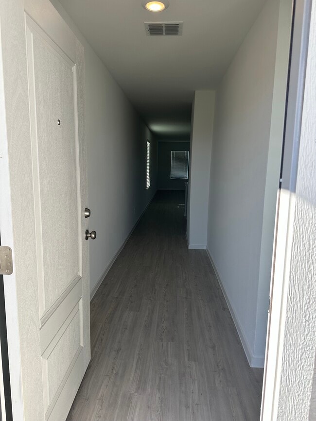 Foto del edificio - 4033 Equestrian Dr