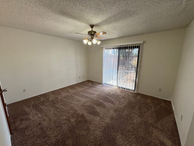 Foto del edificio - 636 Ramblewood Ct