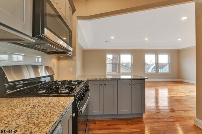 Building Photo - 159 Ivy St