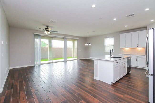 Foto del edificio - 1266 N Banning