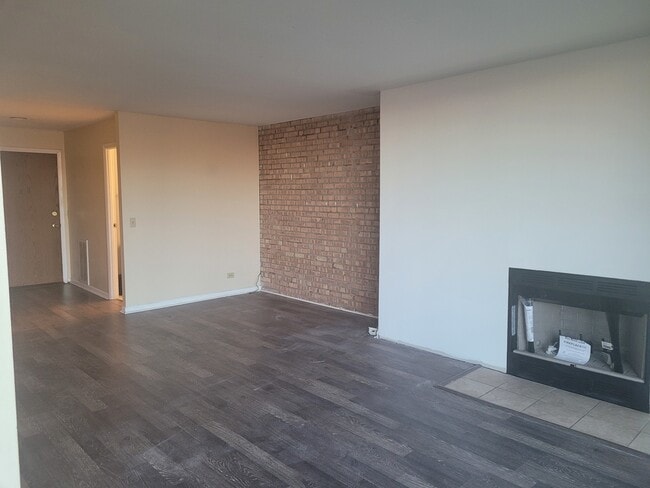 Building Photo - 6010 Oakwood Dr