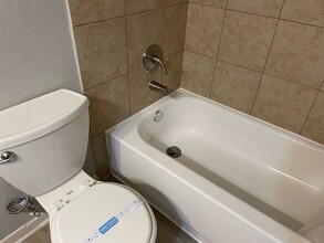 Building Photo - 2306 Cambridge Ct N