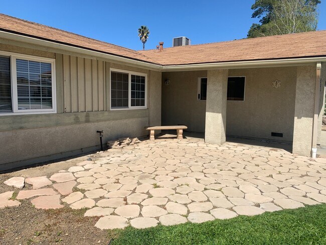 Foto del edificio - MOVE IN READY 3 BEDROOM 2 BATHROOM HOME Av...