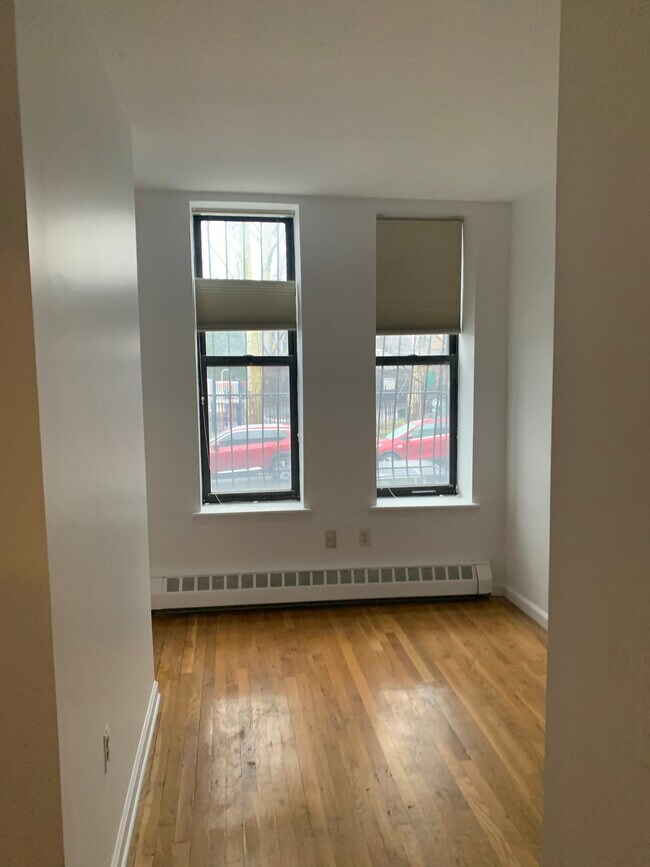 Building Photo - 398 Marion St
