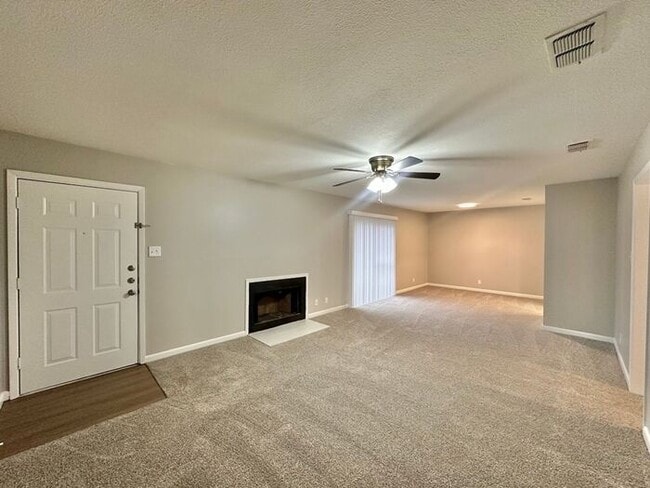 Building Photo - Almost Ready! 2 Bed 2 Bath Apartment in Ce...