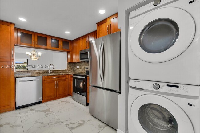 Building Photo - 6475 W Oakland Park Blvd