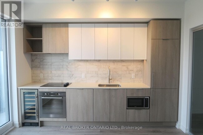 Building Photo - 2020-2020 Bathurst St