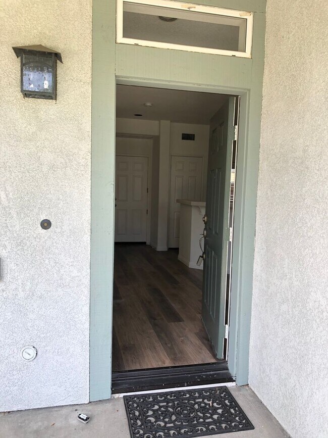 Foto del edificio - CHARMING 3 BR/2.5 BATH  " TWELVE PICKET LA...