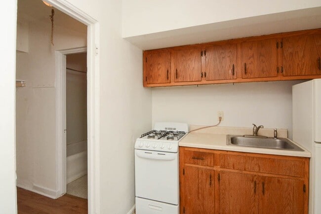 Building Photo - 4060 N Kenmore Ave