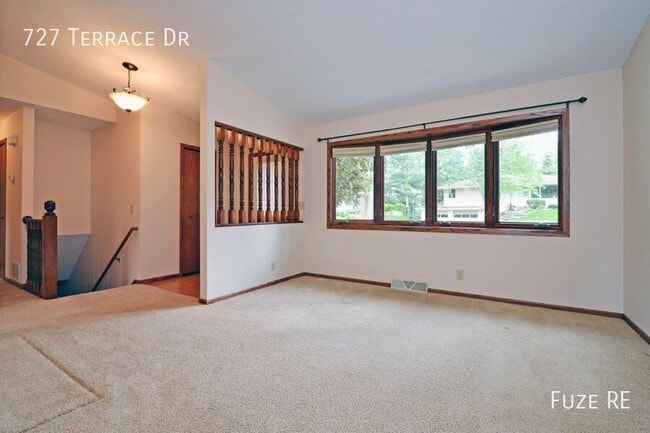 Building Photo - 727 Terrace Dr