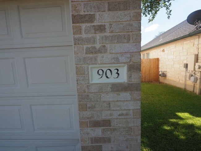 Building Photo - Amazing Round Rock home priced to move!