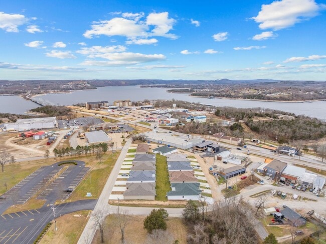 Building Photo - Luxury Lake Living Starts Here – Newer 2 Bed, 2 Bath House in Kimberling City- Year Round Vacatio...