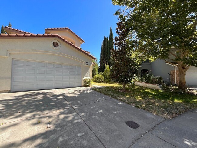 Foto del edificio - Bright & Spacious 4BR/3BA Home in Desirable East Davis – 1,980 Sq Ft