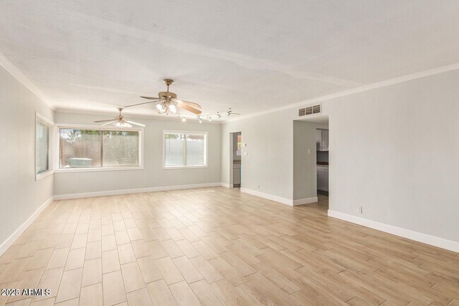 Foto del edificio - 547 E Belmont Ave