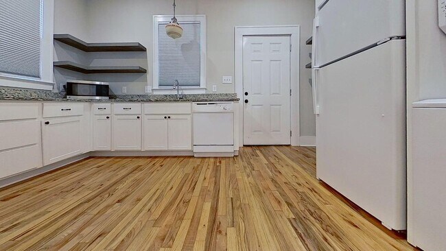 Foto del edificio - **Charming 1920s Single-Family Home with Private Parking in the Heart of Charleston**