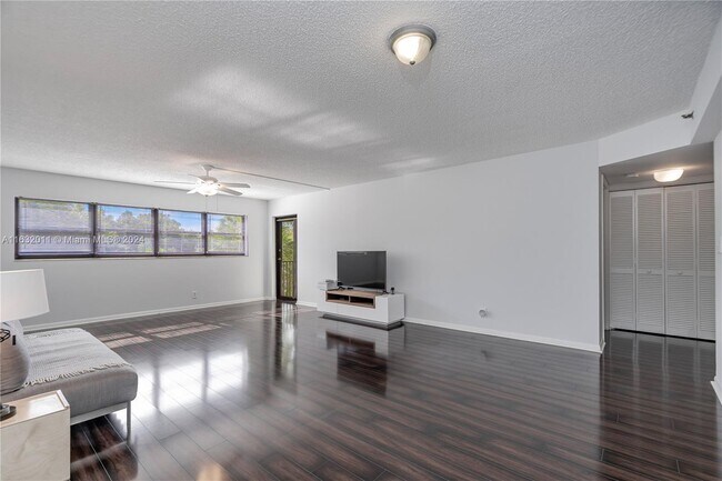 Foto del edificio - 3200 Port Royale Dr N