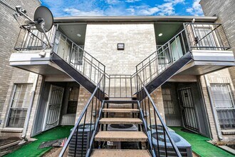 Building Photo - 6500 Sands Point Dr