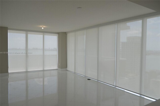 Foto del edificio - 600 NE 27th St