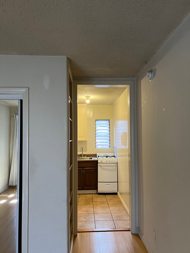 toward kitchen - 926 S Lake St
