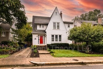 Building Photo - 209 W Myrtle St