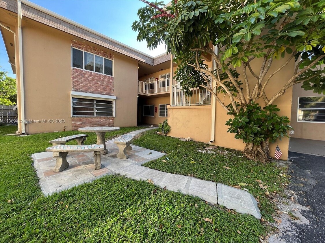 1832 Madison St Unit 202, Hollywood, FL 33020 Condo for Rent in