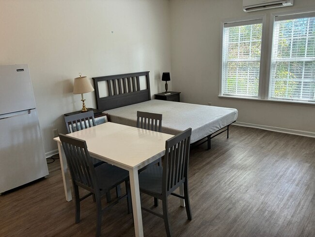 Building Photo - St. James Studio (lockout) Unit - Long Ter...