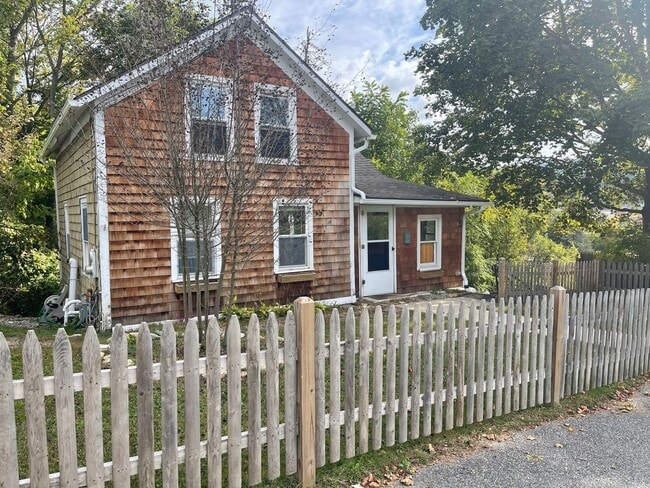 Foto del edificio - Your Lee Hideaway – Cozy 2BR + Office, Wal...