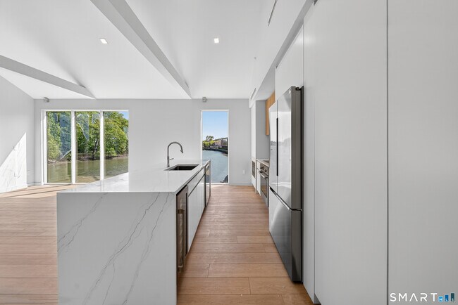 Building Photo - 253 Riverside Ave