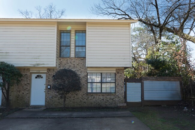 Foto del edificio - Duplex Available for June Move in!