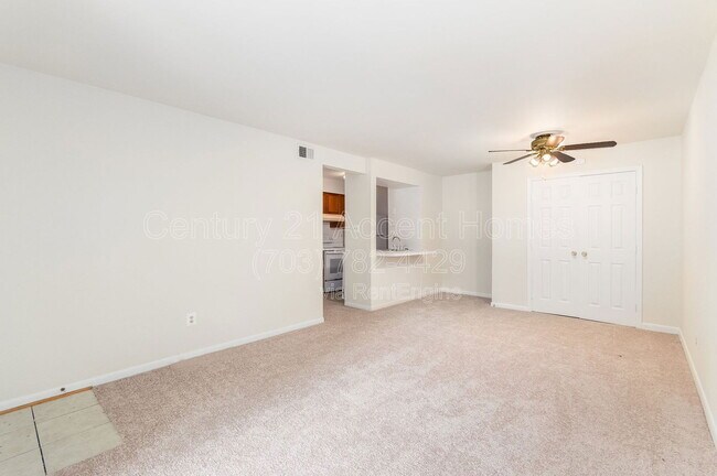 Foto del edificio - 5805 Royal Ridge Dr