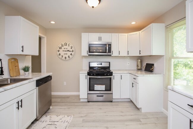 Building Photo - 10675 Farview Ave