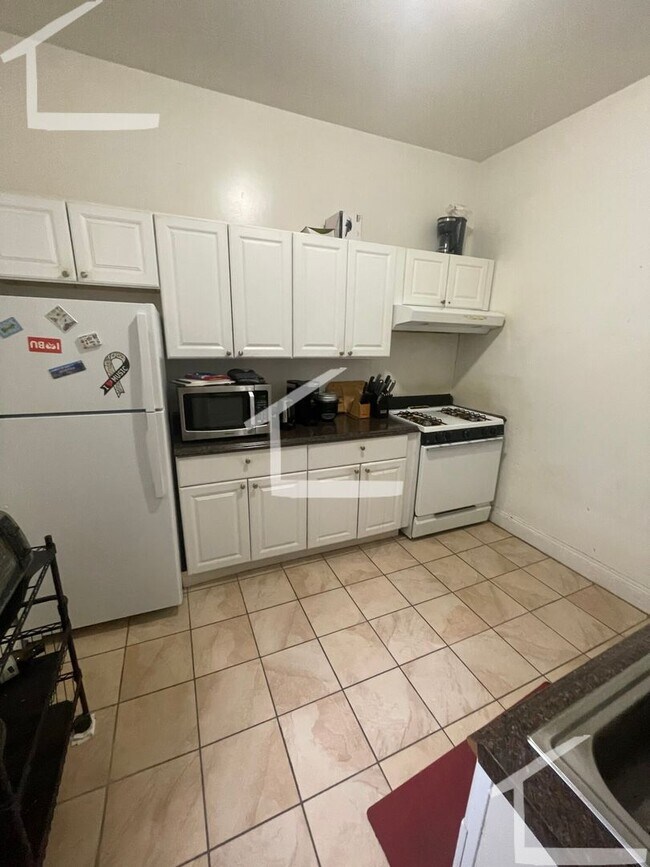 Building Photo - Large 3 bed unit right next to the Green L...
