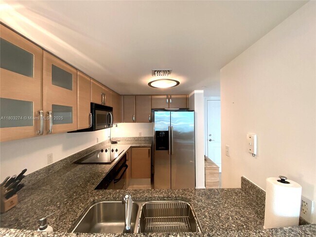 Building Photo - 2101 Brickell Ave