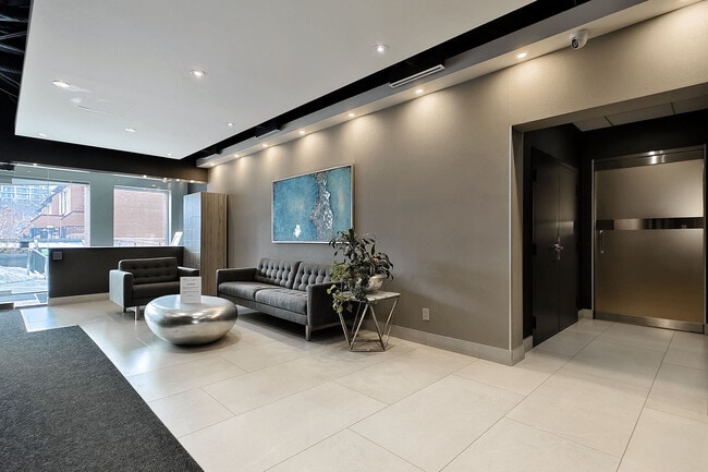 Photo du bâtiment - 725 King St W