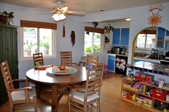 Building Photo - Charming 3 bedroom 2 bath home plus an off...