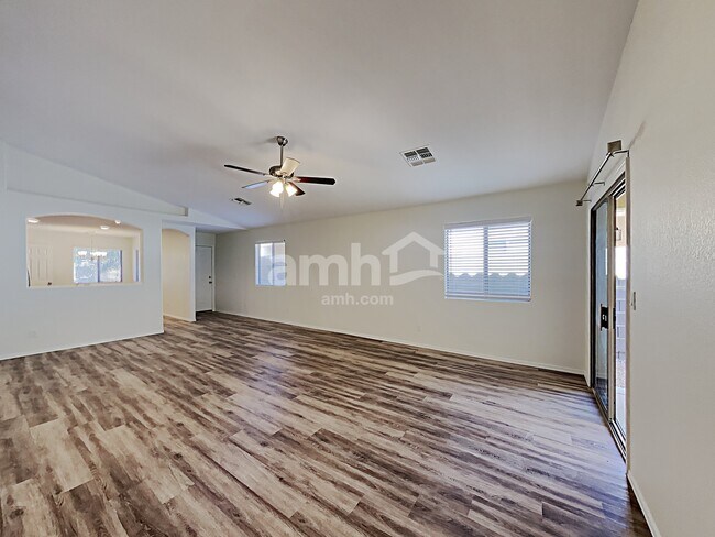 Building Photo - 10437 E Butte St